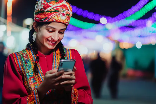 BB22 — Uma experiência de jogos de alto nível sem limites Uma mulher em um vestido verde luxuoso ao lado de uma roleta ornamentada, capturando o clima sofisticado do BB22.