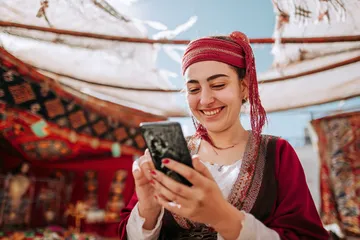 Slots BB22 — Milhares de máquinas emocionantes esperam por você Uma mulher sorrindo perto de máquinas caça-níqueis brilhantes com símbolos de sorte, mostrando as emocionantes opções de slots do BB22.