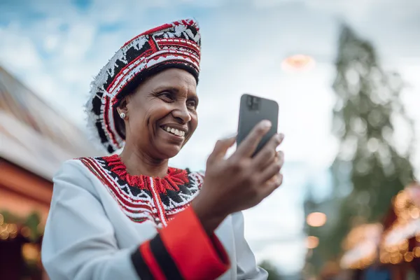 Slots Jackpot BB22 — Gire em busca de recompensas gigantes Uma imagem dramática de setes vencedores alinhados em um rolo de slot cercado por moedas douradas brilhantes, simbolizando grandes vitórias.